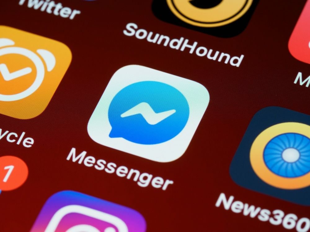 Icono de Facebook Messenger en la pantalla de un móvil
