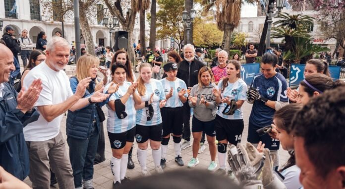 Junto a un gran número de vecinos y visitantes, las “Murciélagas” fueron homenajeadas en el centro de la ciudad