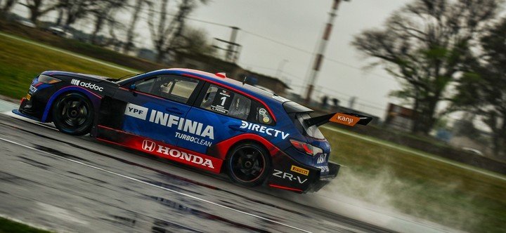 El Honda de Leonel Pernía en acción en la séptima fecha del TC2000, en Junín.