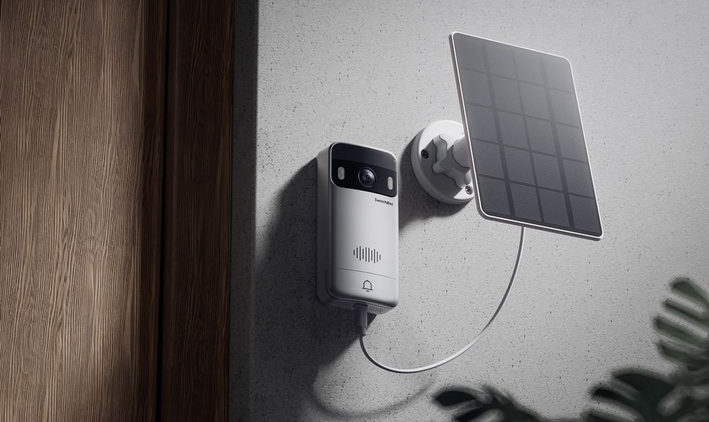 Panel solar opcional de SwitchBot conectado mediante USB-C al videoportero Smart Video Doorbell para una carga continua.