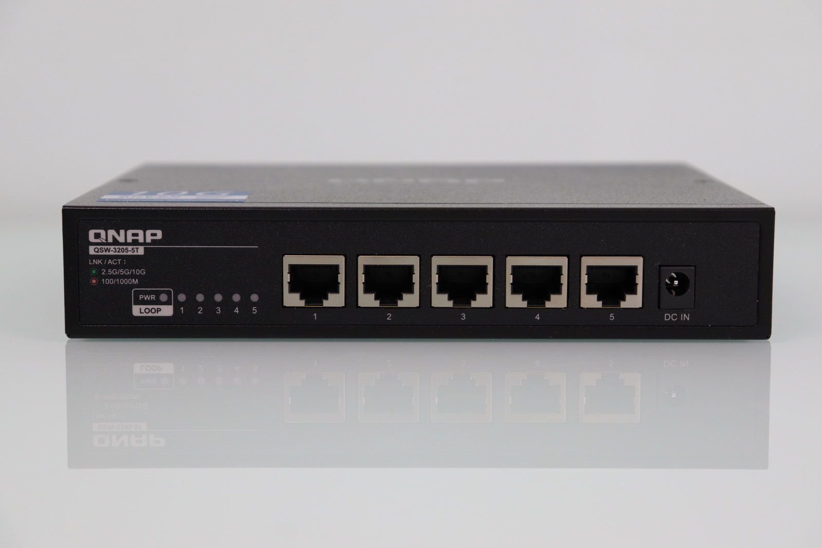 Frontal del switch no gestionable QNAP QSW-3205-5T con puertos 10G