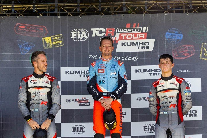 El triple podio argentino en el TCR World Tour: de izquierda a derecha, Esteban Guerrieri, Néstor Bebu Girolami e Ignacio Montenegro. (Prensa TCR - WSC/Insyde Media)