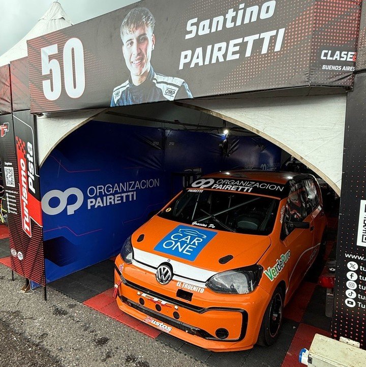 Santino Pairetti, nieto de Carlos, con su Volkswagen Up naranja de Turismo Pista. (@Org_Pairetti)