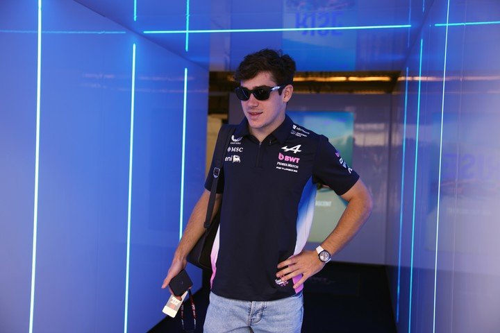 Franco Colapinto llegó así al Paddock de la Fórmula 1 en Austin. (EFE/EPA/DUSTIN SAFRANEK).