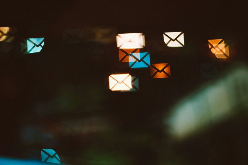Representación visual de una bandeja de entrada saturada de correos, donde es difícil distinguir un email de phishing generado por IA de uno legítimo.