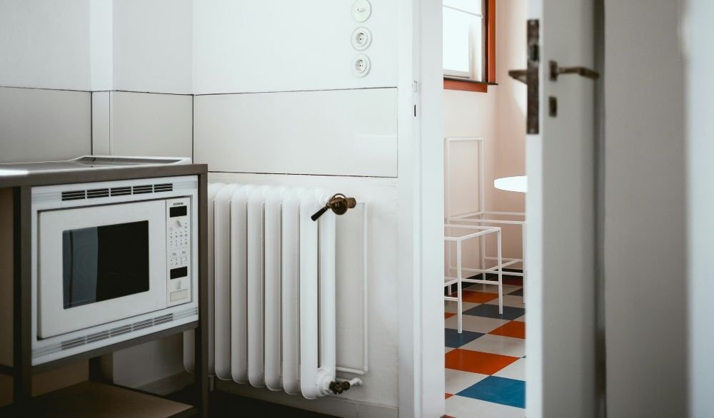 Flujo de energía desde la red eléctrica a un router y a dispositivos domóticos