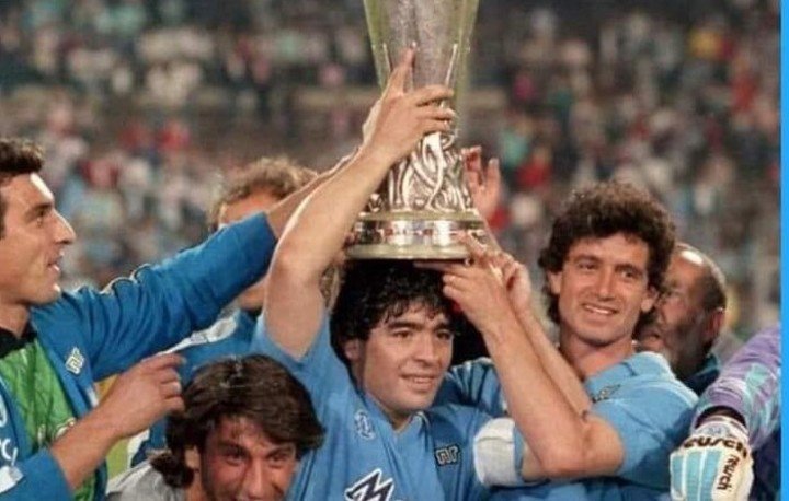 Maradona terminaría ganando el trofeo ante Stuttgart.
