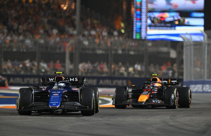 Colapinto defiende su posición ante el Red Bull de Checo Pérez. (Foto: REUTERS/Caroline Chia)