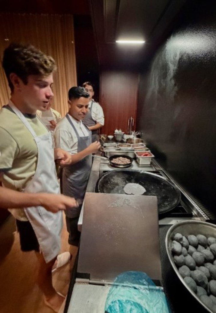Colapinto, ya con el delantal puesto en la cocina del hotel.