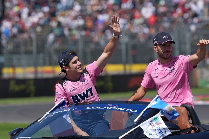 Colapinto y Gasly en el desfile de pilotos del DF.