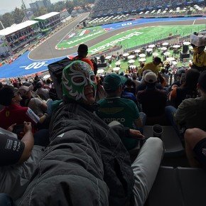El piloto de Fórmula 1 que se puso una máscara y se camufló entre los hinchas en el GP de México