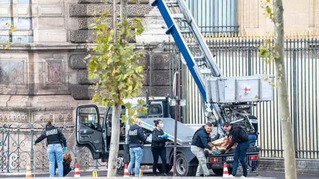 La policía forense francesa recogiendo pruebas en la escena del crimen junto a la escalera utilizada en el robo del Museo del Louvre.