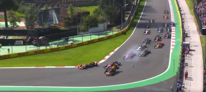 Checo Pérez, en el momento del impacto con Leclerc que lo dejó fuera de carrera en la largada del GP de México 2023.