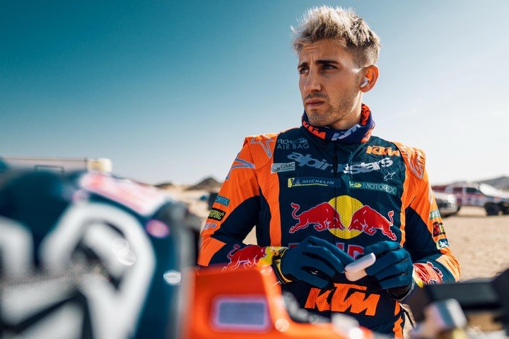 Kevin Benavides se pasa a las cuatro ruedas.