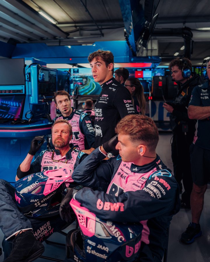 Franco Colapinto saludando a los mecanicos de Alpine.
(Foto: @AlpineF1Team - FTP CLARIN)