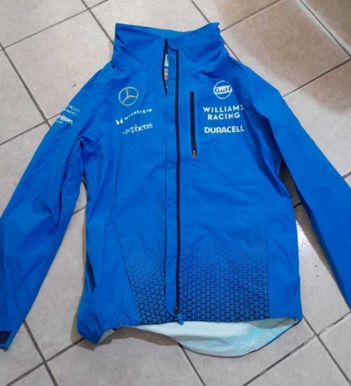 Finalmente, apareció la campera de Colapinto.