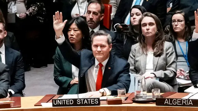 Personas votando en el Consejo de Seguridad