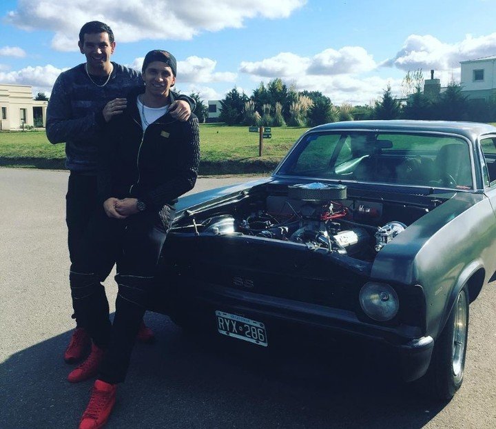 Los Martínez con la Chevy del equipo. 