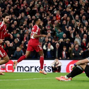 Y un día volvió a ganar: el Liverpool de Alexis consiguió un triunfazo ante el Aston Villa del Dibu