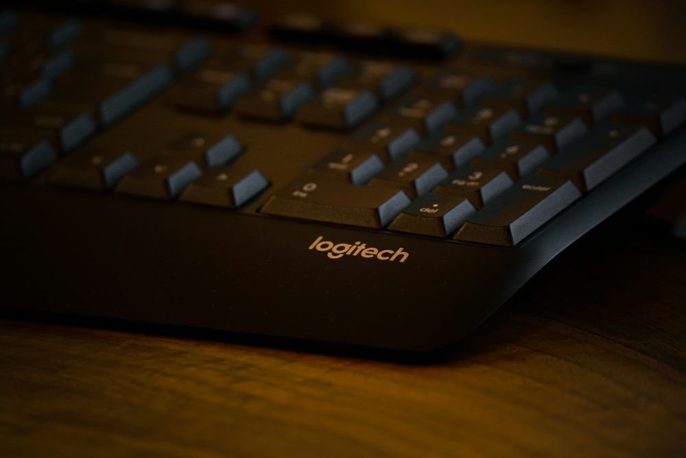 Primer plano de un teclado Logitech MX Keys, un modelo que utiliza tanto Bluetooth como el receptor Logi Bolt con cifrado AES para una conexión segura
