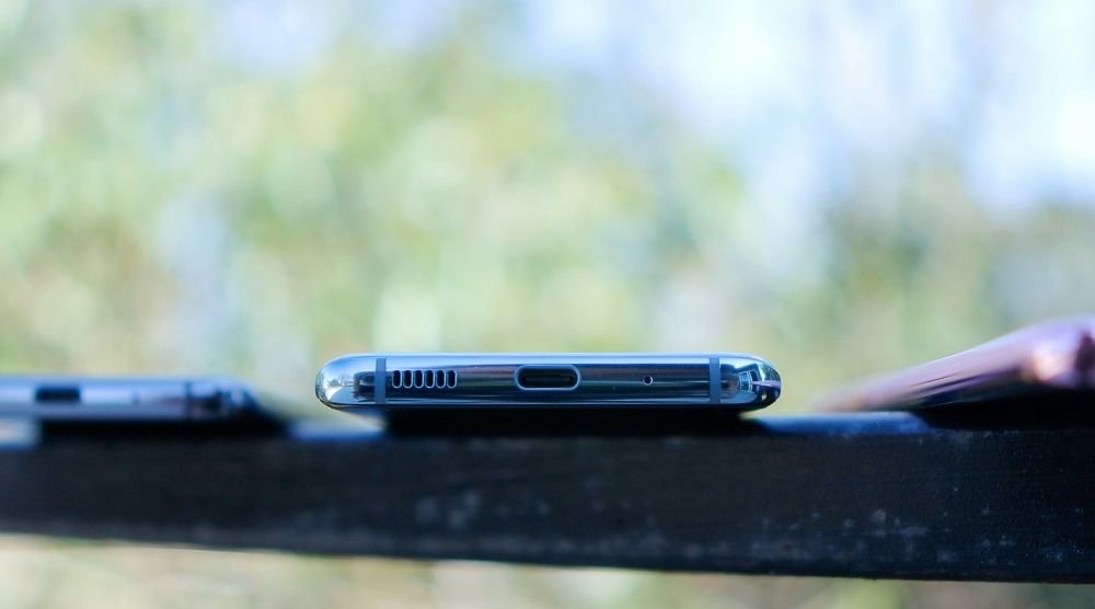 Detalle técnico del puerto USB-C de un smartphone, señalado como el principal vector de entrada para ataques de hardware como el juice jacking si no se configura la protección adecuada