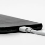 El peligro oculto en los cargadores públicos que puede robar tus datos