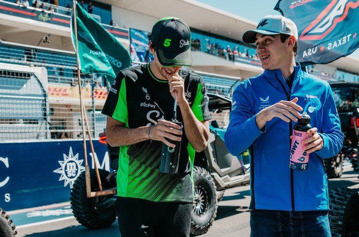 Franco Colapinto junto a Gabriel Bortoleto en el GP de Estados Unidos. (@stakef1team_ks)