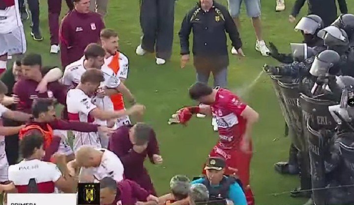 Les tiran gas a los jugadores de Morón.