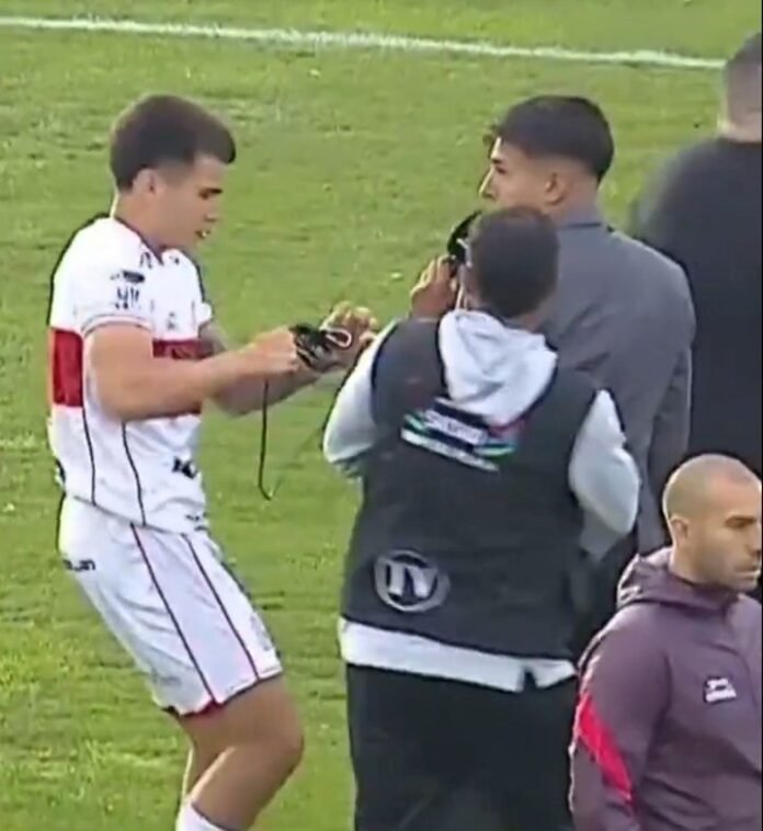 En medio del escándalo, un jugador de Morón agredió a un periodista