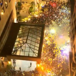 Arrancó el Súper: la gente de Boca copó el hotel a pura fiesta y los jugadores salieron a cantar