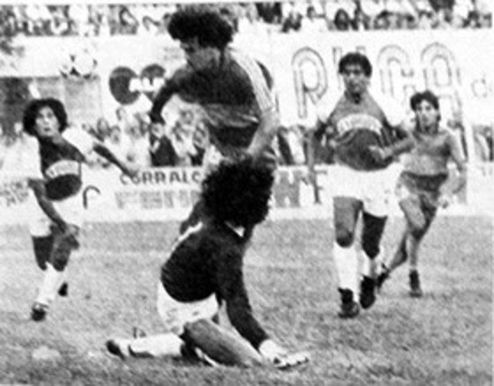 Estudiantes de Río Cuarto jugando ante Boca en el Nacional de 1985.