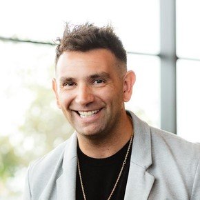 ¿El Dibu en un auto de carreras? Su hermano es piloto y no lo descarta: "Espero que algún día sea posible"