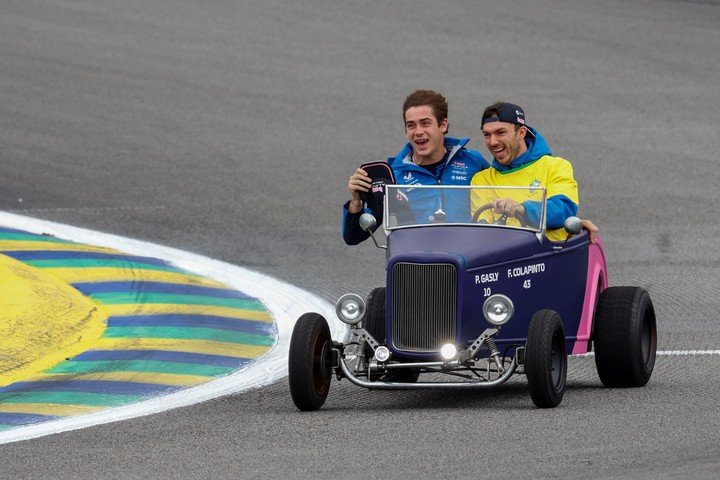 Franco Colapinto y Pierre Gasly se divirtieron con este auto en el drivers parade previo al GP de Brasil.
(EFE/ Sebastiao Moreira)