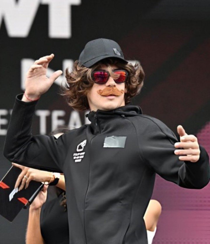 Colapinto, disfrazado, ante los hinchas en el Fan Zone. (@colapinto_news)