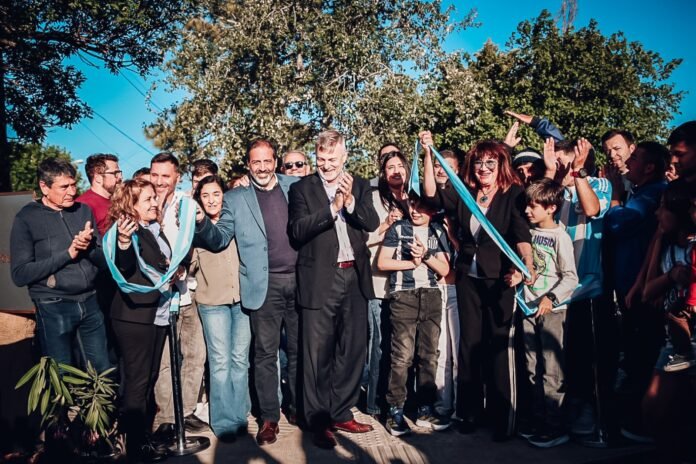 La plaza de Parque Futura suma una gran pérgola para el encuentro vecinal con estaciones deportivas y para las infancias