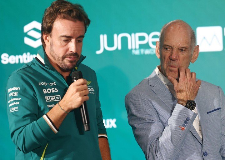 Fernando Alonso y Adrian Newey, juntos en Aston Martin. (Darren Staples/Bloomberg)