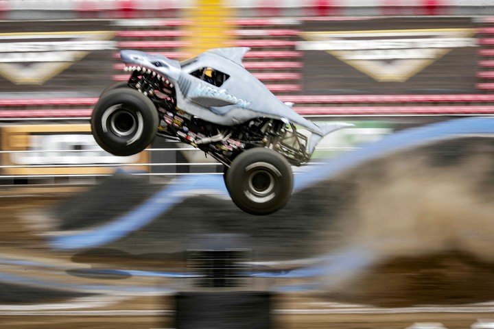 Megalodon dando un salto espectacular. (EFE/Jeffrey Arguedas)