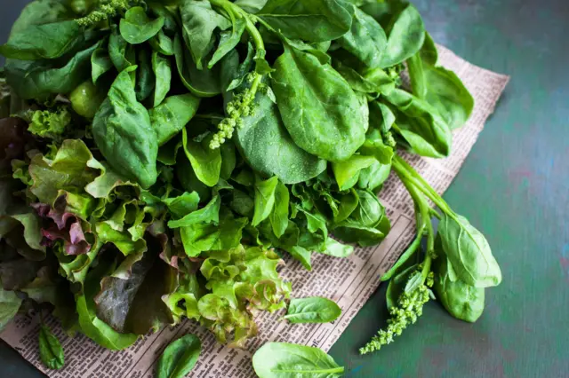 Vegetales verdes sobre una mesa.