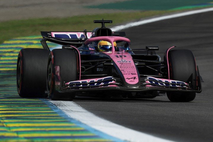 El A525 de Gasly sumó por duplicado en Brasil: 8° en la sprint y 10° en la carrera. (REUTER)