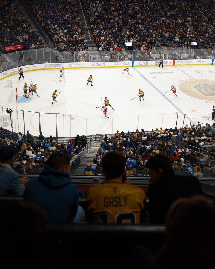 El piloto francés de Alpine viendo el partido con su camiseta personalizada. (@alpinef1team)