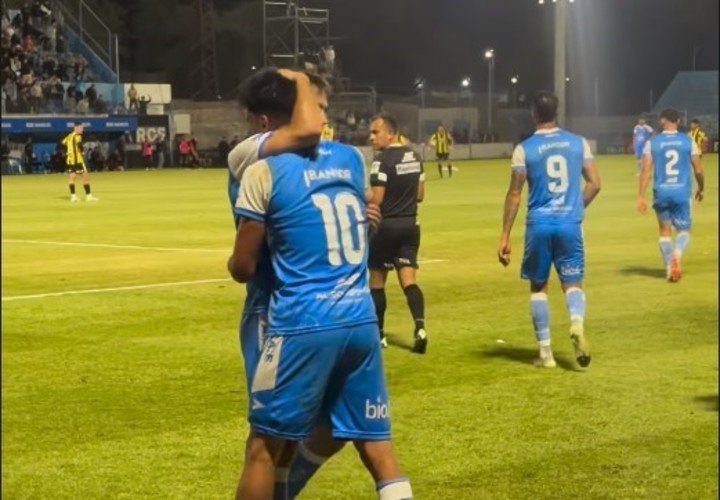 El abrazo de Toto González y Martín Garnerone tras el 1 a 0.