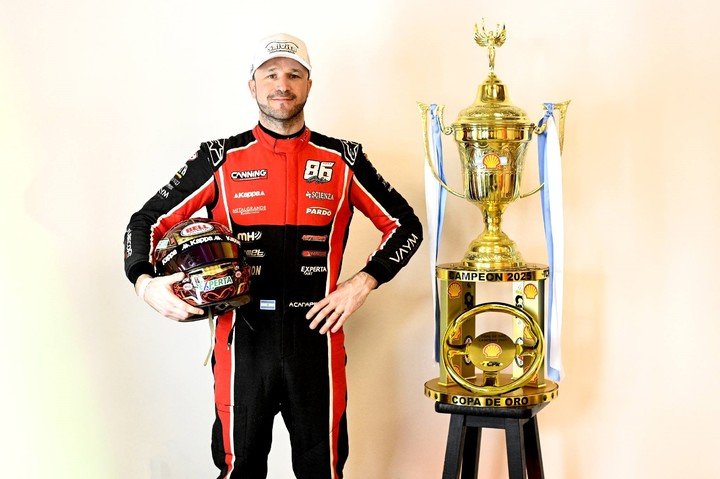 Canapino posó con la Copa de Oro. La tiene cada vez más cerca. (Prensa ACTC)