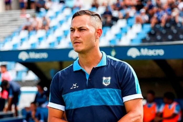 Trabajó para el Barcelona, ascendió con Riestra y está a un paso de Chacarita