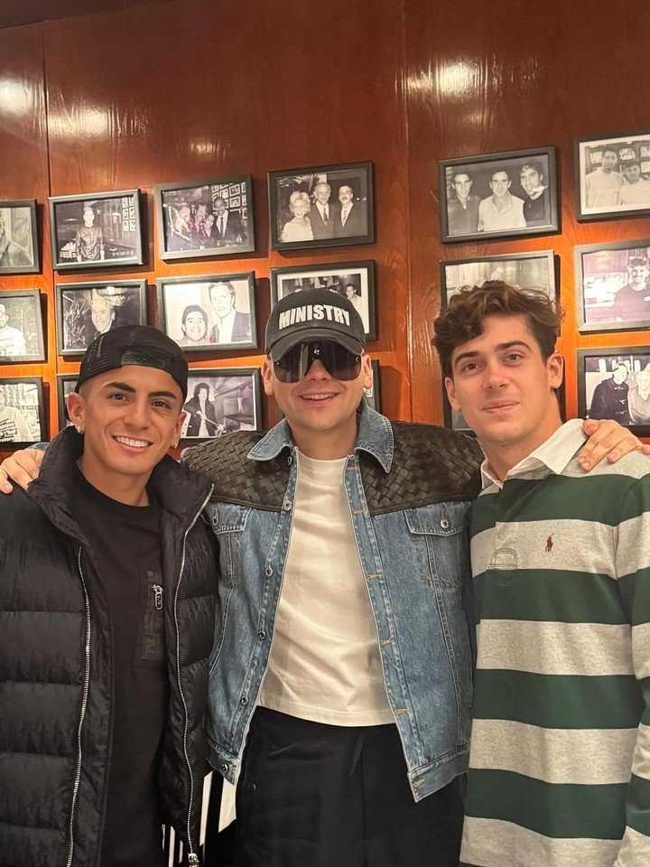 Almada, Bizarrap y Colapinto, juntos en Madrid. (@demariarestaurante)