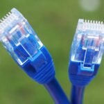 Voy a instalar un dispositivo al puerto PoE y aprovechar la energía, ¿sirve cualquier tipo de cable de red?