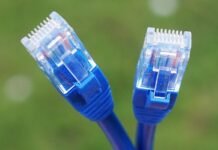 Voy a instalar un dispositivo al puerto PoE y aprovechar la energía, ¿sirve cualquier tipo de cable de red?