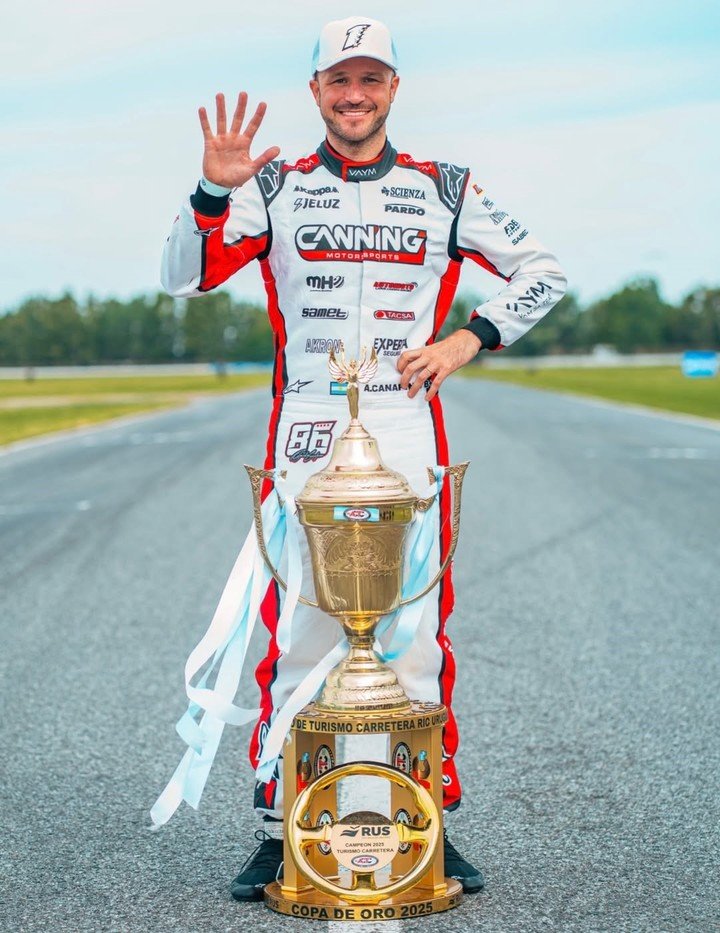 Agustín Canapino, con la copa del TC y el gesto del cinco con la mano, en referencia a su pentacampeonato.