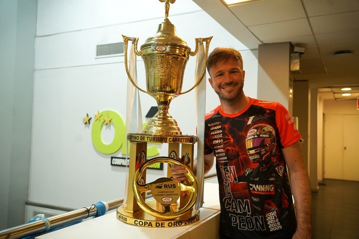 Agustín Canapino posó con la Copa de Oro en la redacción de Olé.
