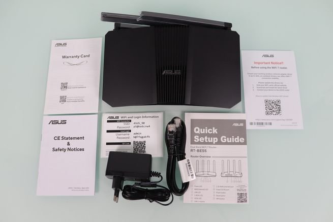 Contenido de la caja del router ASUS RT-BE55 en detalle.