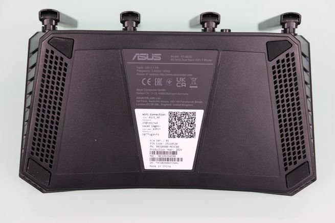 Zona inferior del router ASUS RT-BE55 con conectividad Wi-Fi.